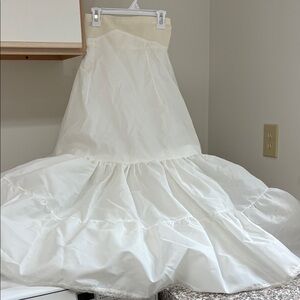 Elegant Women's high waisted petticoat with ruffles and tulle